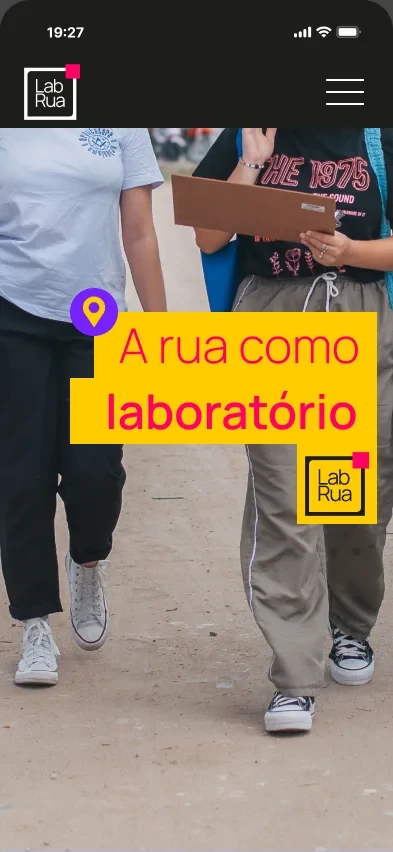 Início do site no celular com a frase A rua como laboratório