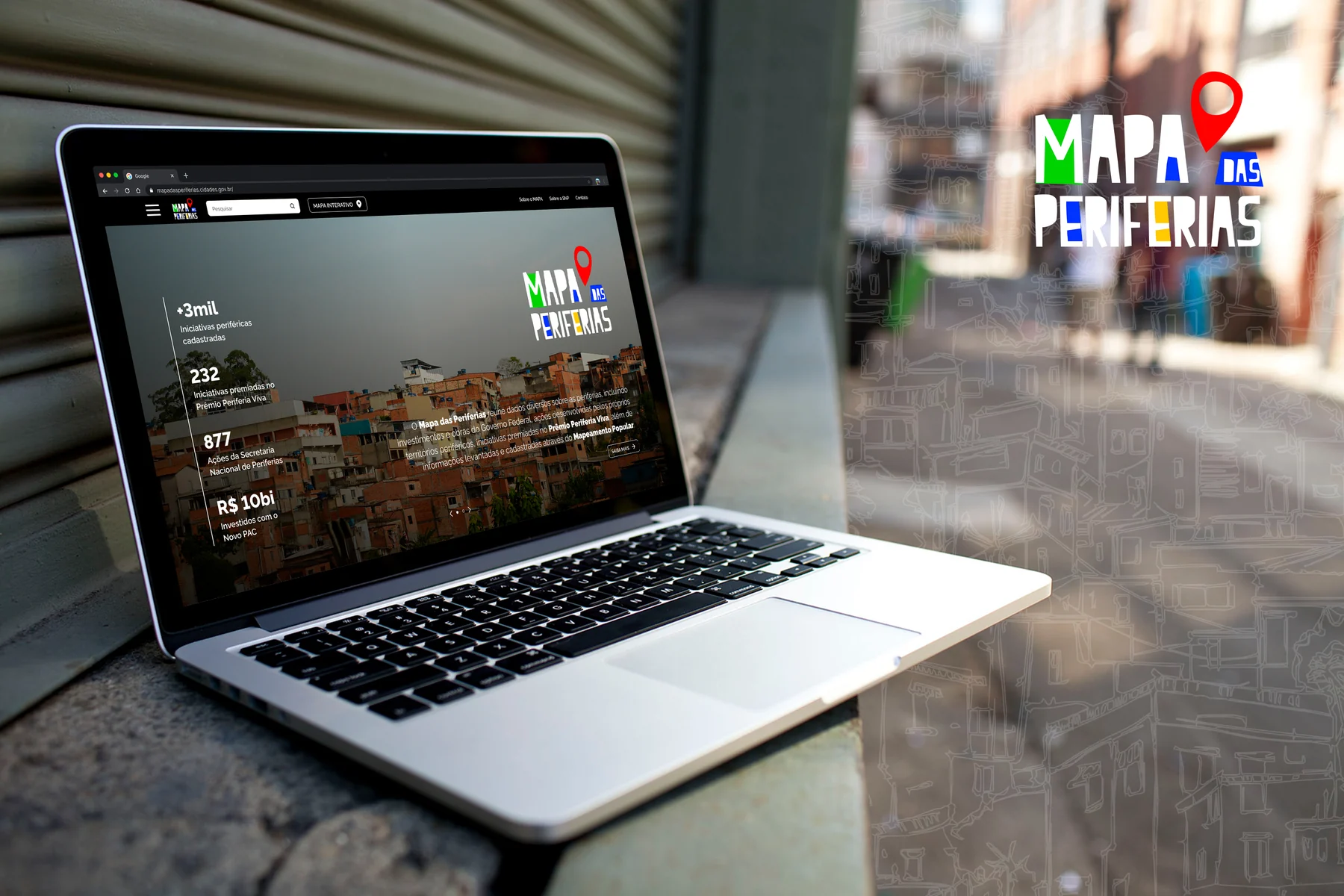 Notebook apoiado numa mureta exibindo a homepage do Mapa das Periferias, com o logotipo ao lado