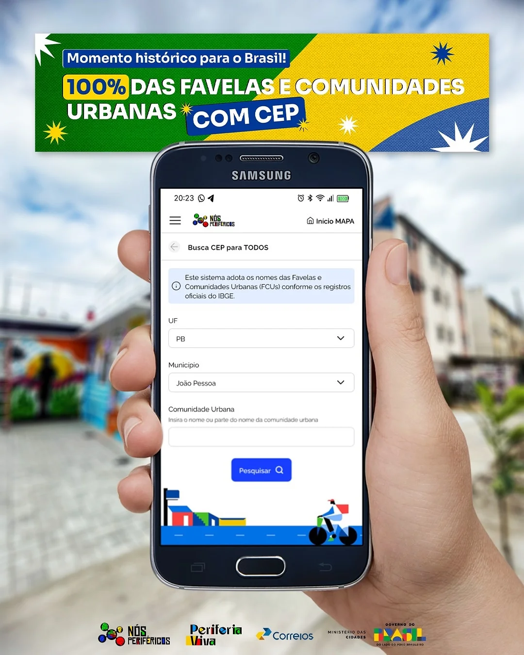 Celular mostrando a Busca CEP para TODOS com os filtros de UF, município e comunidade urbana, sob o anúncio de 100% das favelas e comunidades urbanas com CEP